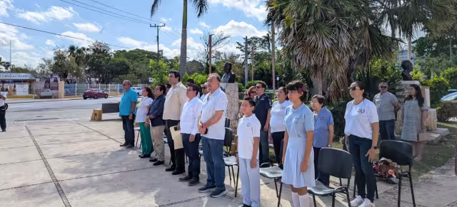 La conmemoración contó con la entrega de las ofrendas florales al busto del independentista