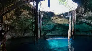 El cenote Noh-Mozon se caracteriza por sus aguas de color azul intenso
