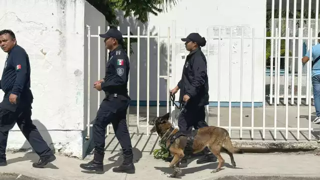 Autoridades llegaron al plantel con el Escuadrón Canino K9