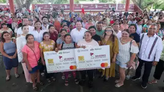 El gobernador de Yucatán, Joaquín Díaz Mena, entregó en Motul la Tarjeta Elvia Carrillo Puerto.