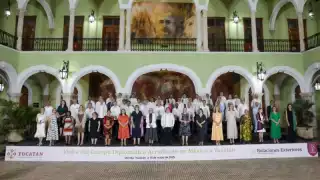 Joaquín Díaz Mena recibe a embajadores y funcionarios federales en el Palacio de Gobierno en Mérida