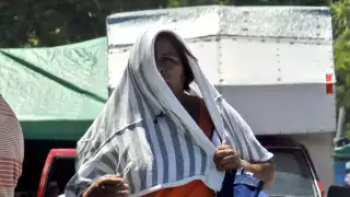 Protegerse de los rayos del sol es otra recomendación para evitar golpes de calor