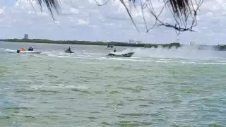 Se incendia embarcación en Cancún, tras quemarse un contenedor de gasolina en muelle de la Marina   