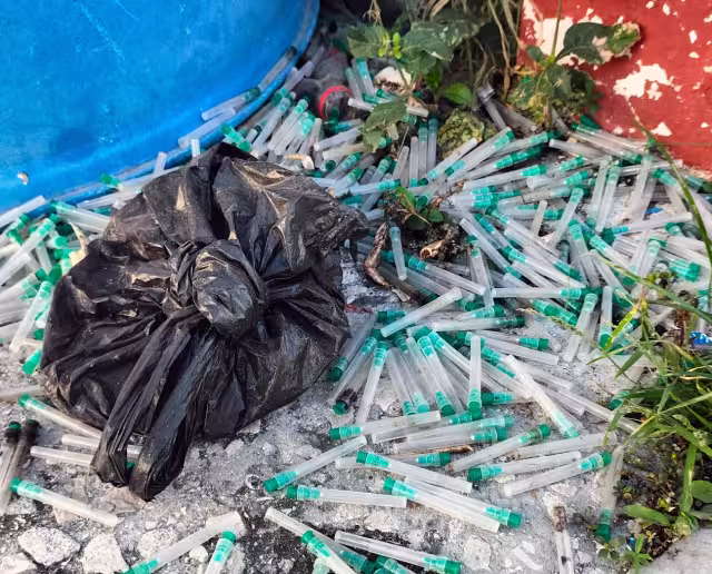 Vecinos denunciaron la aparición de desechos médicos, como jeringas con agujas, en la calle Pargo, lo que significa un peligro para la salud pública y el ambiente.