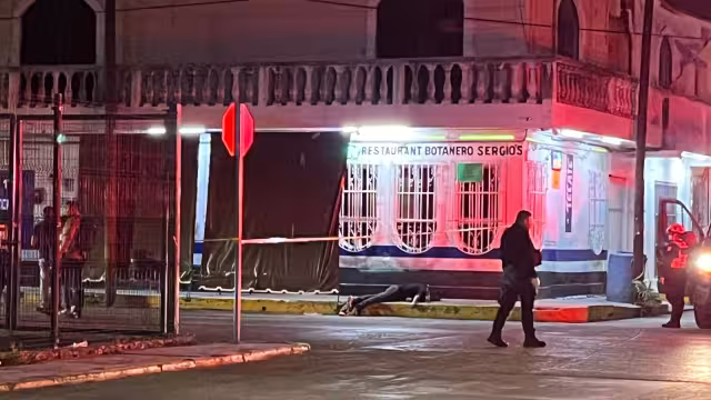 El cuerpo de la víctima quedó tendido sobre la banqueta.