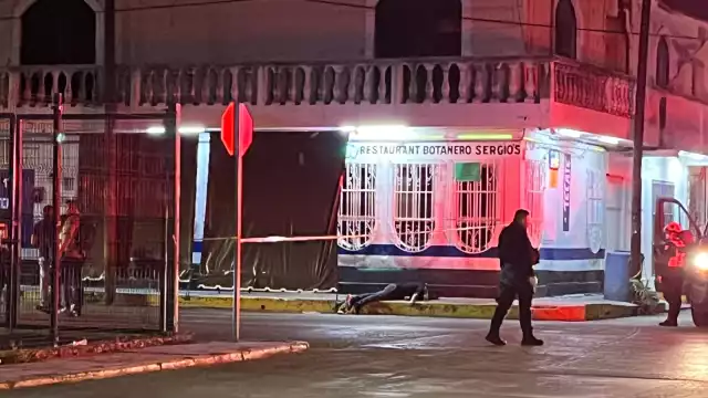 El cuerpo de la víctima quedó tendido sobre la banqueta.