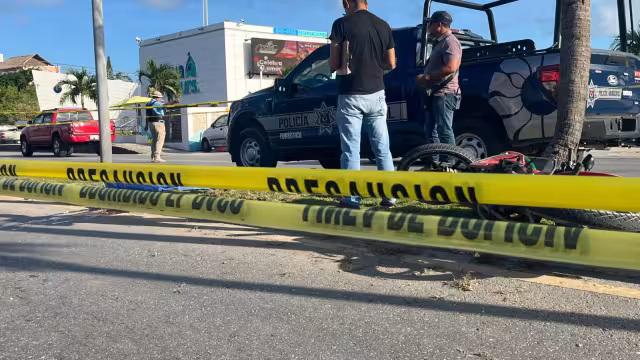 Tras derrapar, el motociclista se impactó contra una iluminaria