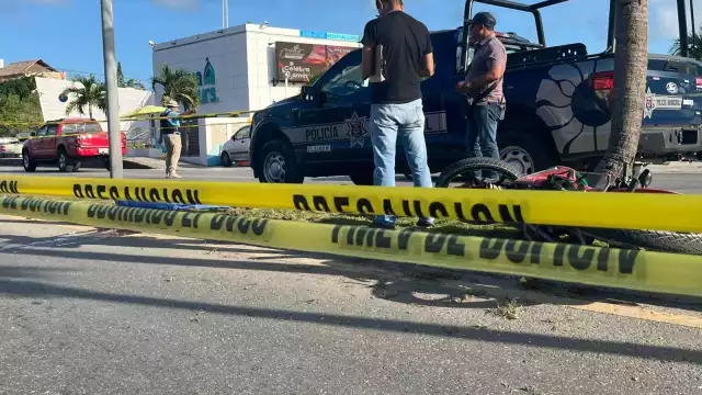 Tras derrapar, el motociclista se impactó contra una iluminaria