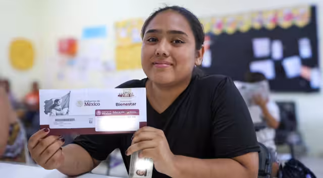 Continúa en Yucatán la entrega de tarjetas de la Beca Rita Cetina para primaria