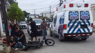 Camioneta impacta a motociclista en calles de la Supermanzana 229 de Cancún; joven fue trasladado al hospital