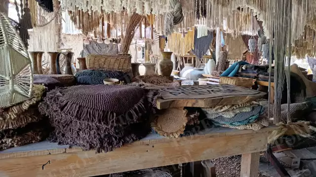 Muebles y objetos únicos, hechos con maderas locales y técnicas tradicionales, pueden tomar semanas de trabajo, pero su valor no corresponde al esfuerzo invertido