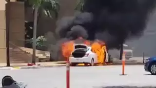 Taxi se incendia afuera del Hotel Hyatt en Mérida