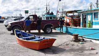 Pescadores de Yucatán afinan embarcaciones ante próxima temporada de langosta y pulpo