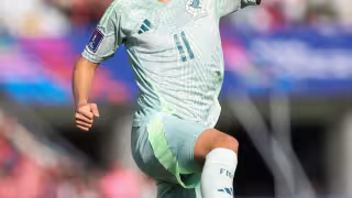 Paco Memo, el tutor de Morita, cuida que haga su tarea antes del México vs Inglaterra