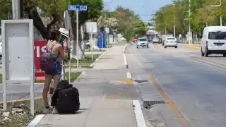 Pasajeros del aeropuerto de Mérida exhiben cobros extras de los transportes de plataforma para recogerlos lejos de la terminal