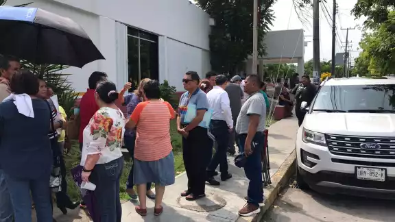 Trabajadores del ISSTE en Chetumal se manifiestan debido a la falta de luz desde hace una semana