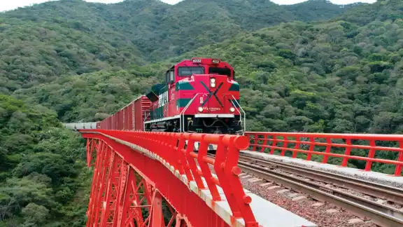 El tren de carga se descarriló y dejó tres personas heridas, ninguna de gravedad El tren de carga se descarriló y dejó tres personas heridas, ninguna de gravedad