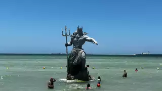 Hombre sube al Poseidón de Progreso y causa indignación 