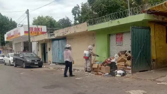 Se estableció un perímetro de seguridad para evitar que gente en la cercanía fuera afectada. Se estableció un perímetro de seguridad para evitar que gente en la cercanía fuera afectada.