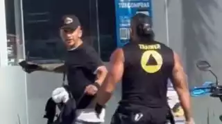 Víctimas de robo detienen a un hombre quien trataba de apoderarse de una moto en Cancún