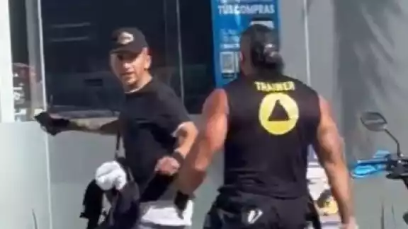 Víctimas detienen a hombre que intentó robar una motocicleta en Cancún. Víctimas detienen a hombre que intentó robar una motocicleta en Cancún.