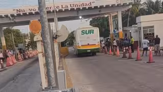 Ante apagones, Isla Aguada estalla contra la CFE; toman caseta y dejan pasar libremente a automovilistas