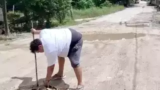 Vecinos en Lázaro Cárdenas reparan calles por cuenta propia ante falta de apoyo de autoridades