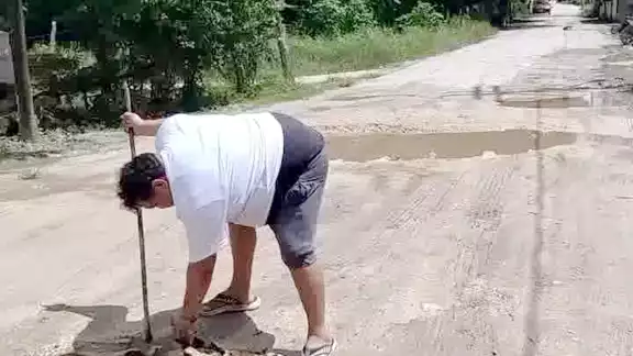 Ante el cansancio de no recibir respuesta de autoridades, ellos mismos obtienen sus recursos para reparar las calles