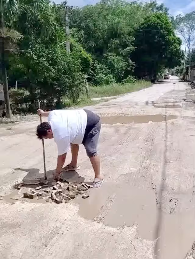 Ante el cansancio de no recibir respuesta de autoridades, ellos mismos obtienen sus recursos para reparar las calles