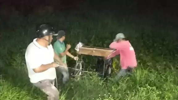 Debido a una mala maniobra ante el miedo de ser mordidos por los canes, cayeron con todo y mercancía Debido a una mala maniobra ante el miedo de ser mordidos por los canes, cayeron con todo y mercancía