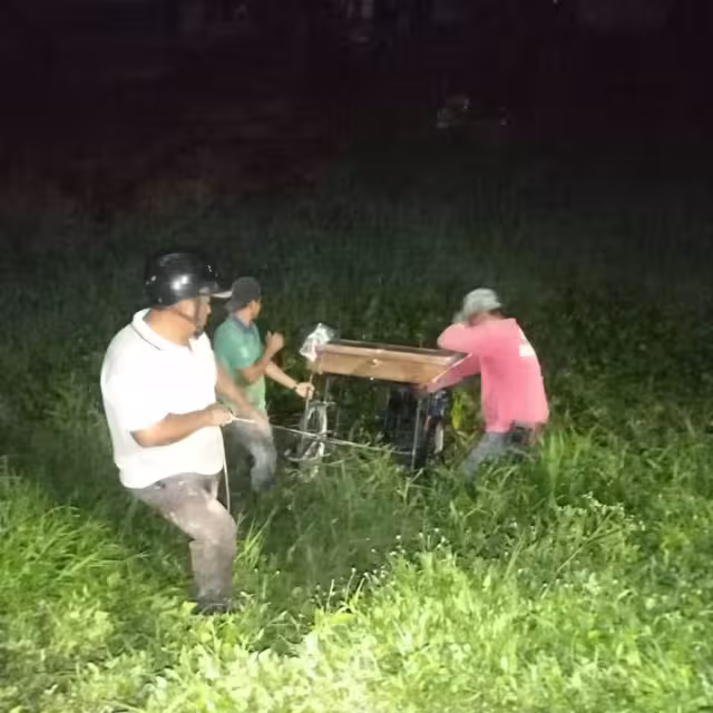 Debido a una mala maniobra ante el miedo de ser mordidos por los canes, cayeron con todo y mercancía