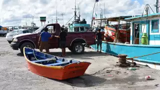 Pescadores detectan manchones en el mar entre El Cuyo y Dzilam de Bravo; temen que sea marea roja