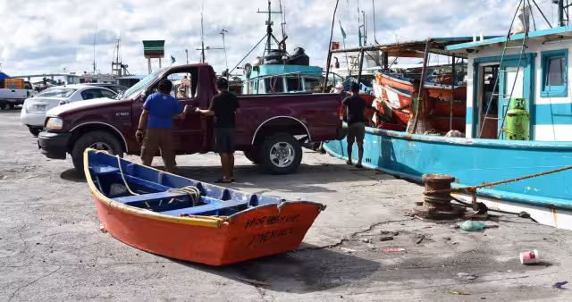 Esperan que el mal tiempo aleje a los manchones de la costa de Yucatán