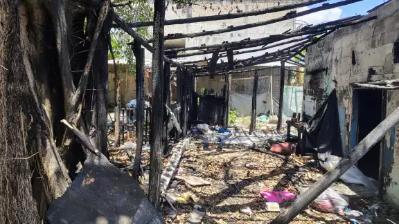 El lugar fue incendiado anteriormente por personas en situación de calle El lugar fue incendiado anteriormente por personas en situación de calle