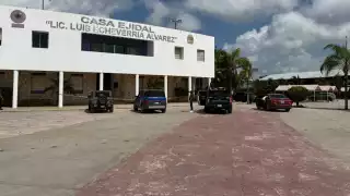 La secretaria se encontraba laborando cuando sufrió el ataque; los responsables huyeron a bordo de una motocicleta