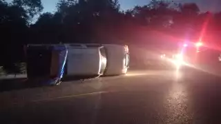 ¡Aparatoso! Camioneta de albañiles de Buctzotz volcó rumbo a Mérida