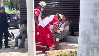 Pareja derrapa en motocicleta en el Malecón de Campeche