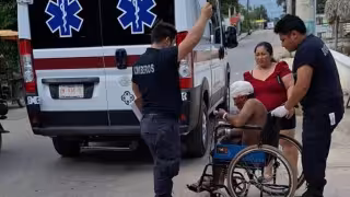 Los paramédicos atendieron y trasladaron al hombre herido.