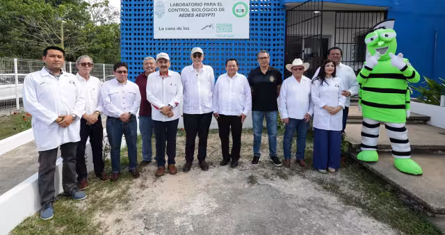 El Gobernador y el titular de la Secretaría de Agricultura y Desarrollo Rural visitaron el Laboratorio de Control Biológico de la Universidad Autónoma de Yucatán.