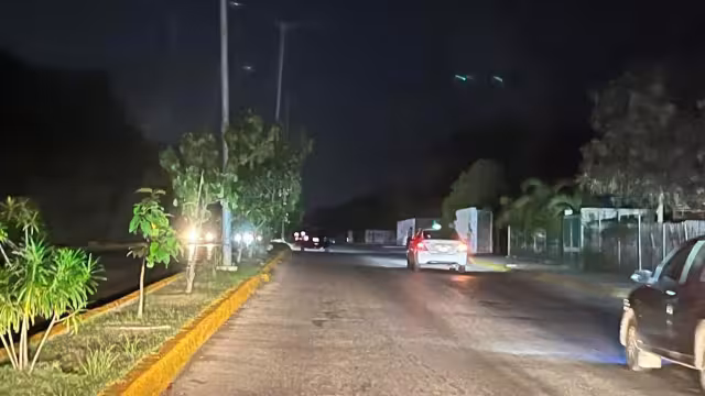 Solo las luces de los autos iluminan las calles que se mantienen en la penumbra.