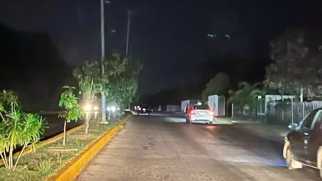 Solo las luces de los autos iluminan las calles que se mantienen en la penumbra.