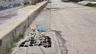 Baches, drenaje colapsado y falta de agua afectan al barrio de Santa Lucía en Campeche