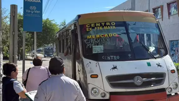 Camiones, vans y taxis operan en la Ruta Circuito Metropolitano del Va y Ven en Mérida