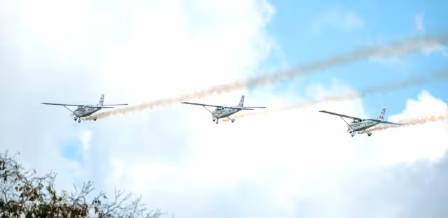 El evento coordinado por la Defensa combina aviación militar y civil con actividades culturales y tecnológicas