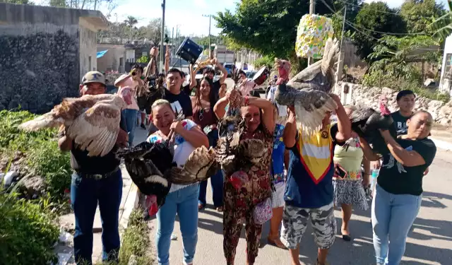 Fieles devotos presentan varios guajolotes a los Santos Reyes en la víspera del inicio de sus festejos