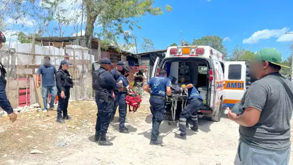 Vecinos de la zona irregular comentaron que escucharon disparos y, al salir, observaron a una pareja lesionada; la mujer estaba inconsciente Vecinos de la zona irregular comentaron que escucharon disparos y, al salir, observaron a una pareja lesionada; la mujer estaba inconsciente