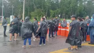 Bloquean vía federal  Escárcega - Chetumal por las fallas en la energía eléctrica