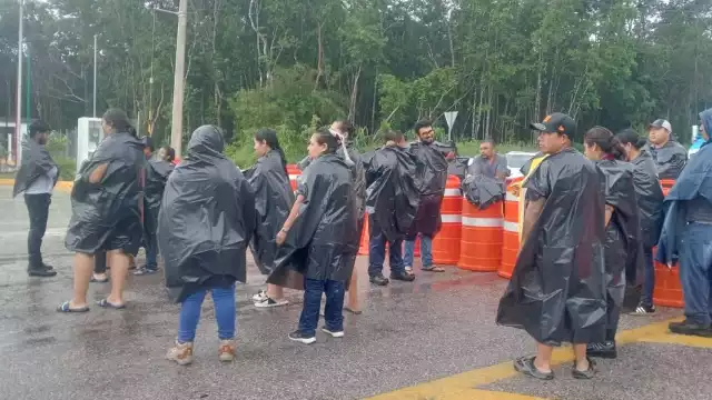 Bloquean vía federal  Escárcega - Chetumal por las fallas en la energía eléctrica