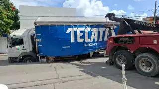 Socavón “atrapa" a conductor de camión cervecero en la Ruta 4 de Cancún  