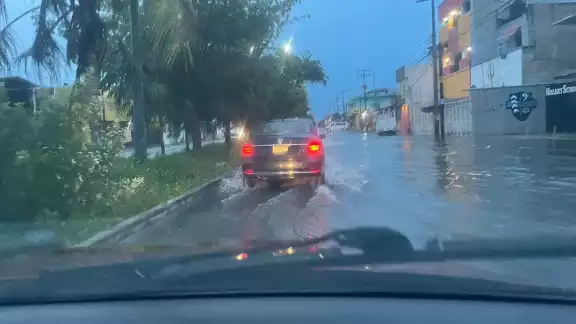 En varias calles y avenidas de Cancún, la acumulación de agua estuvo presente, generando más tráfico